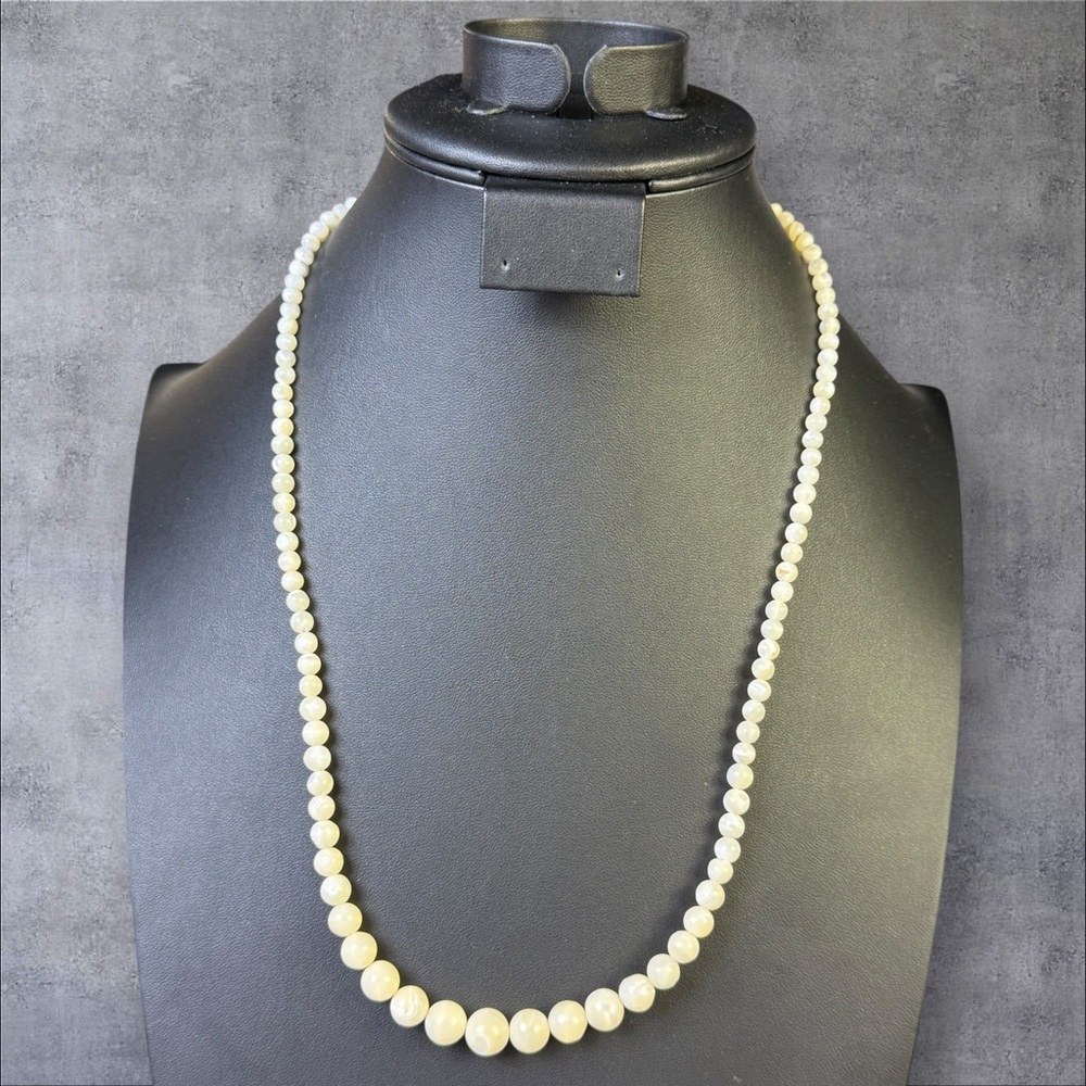 247. Vintage Mother of Pearl Beaded Necklace Retro Elegant 1950s Jewelry
